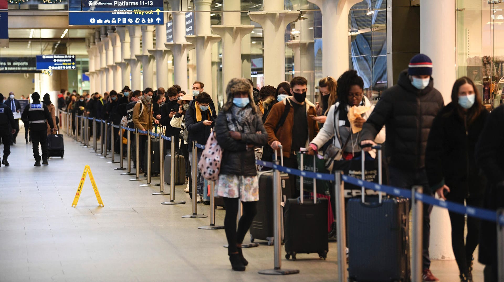 Flucht aus London: Reisende warteten am Sonntag im Bahnhof St. Pancras auf einen der letzten Züge nach Paris.