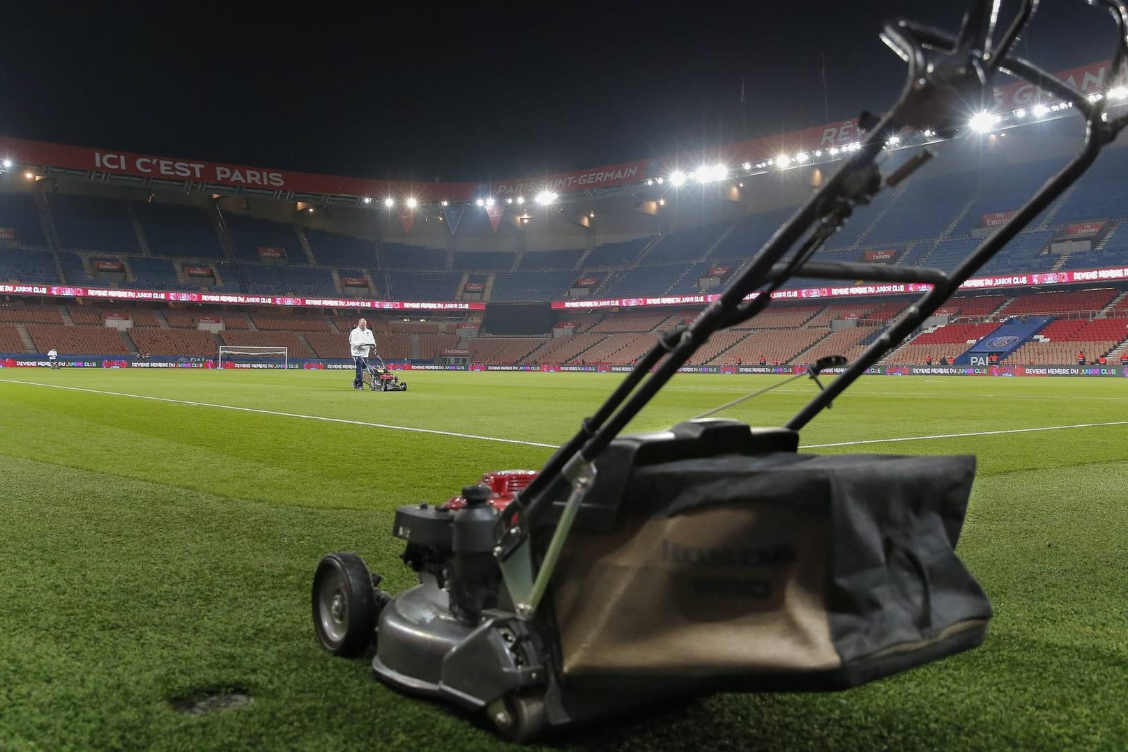 Greenkeeper, hier in Paris: Am Sonntagabend ist einer der Greenkeeper des FC Lorient durch einen tragischen Unfall gestorben (Symbolbild).
