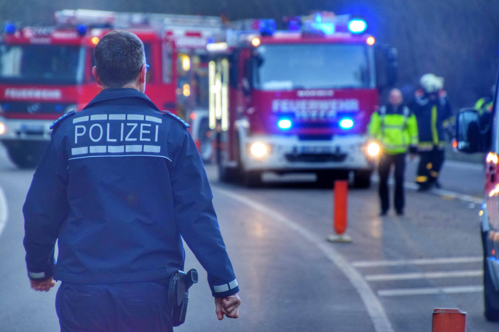 Retter im Einsatz (Symbolfoto): Auf der A14 ist ein Tiertransporter in Brand geraten.