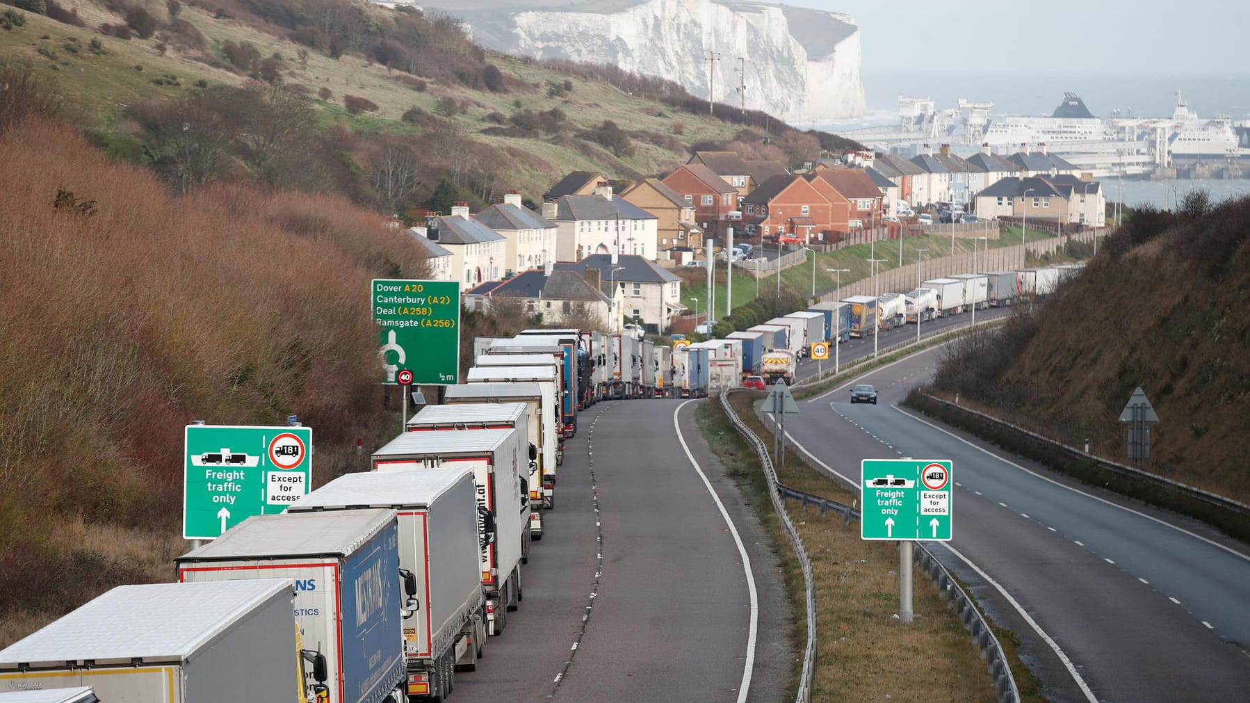 Lkw stauen sich an der Zufahrt zum Eurotunnel im britischen Folkestone: Die wichtige Verbindung zum europäischen Festland ist wegen der neuen Corona-Virusmutation abgeriegelt.