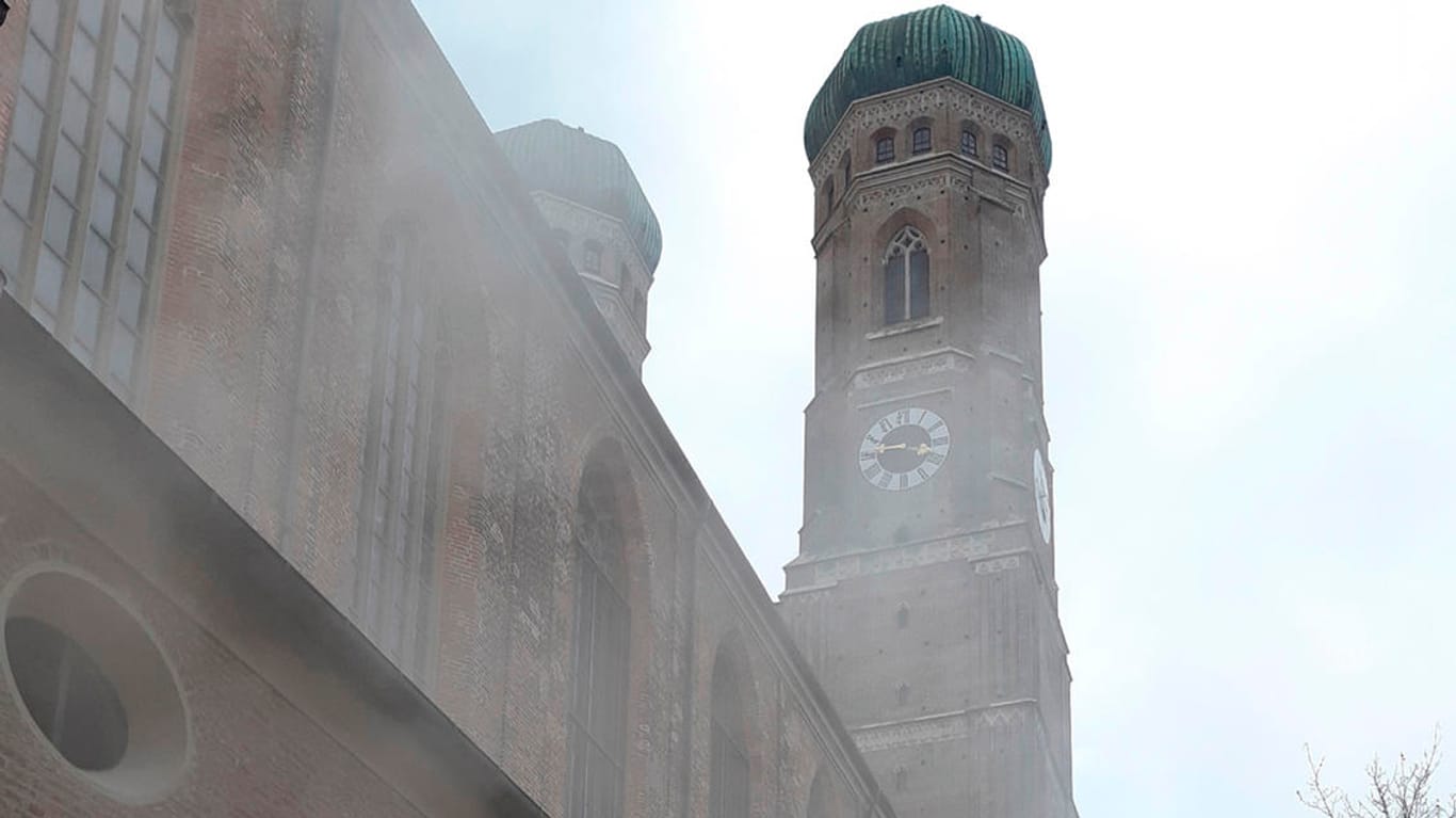 Starke Rauchentwicklung in der Frauenkirche: Ein Adventskranz fing hier Feuer.