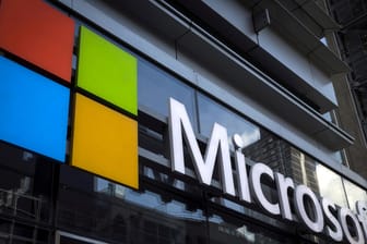 Microsoft-Logo an einem Bürogebäude: Der Software-Konzern will ins Hardware-Geschäft einsteigen.