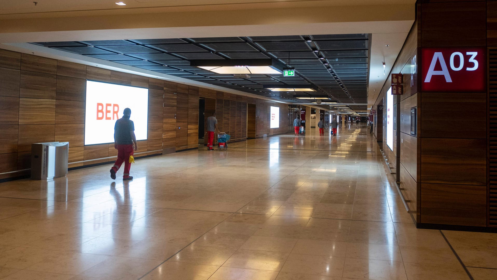 Leere Gänge am neuen Flughafen Berlin-Brandenburg (Archivbild): In Schönefeld landeten die vorerst letzten Maschinen aus Großbritannien.