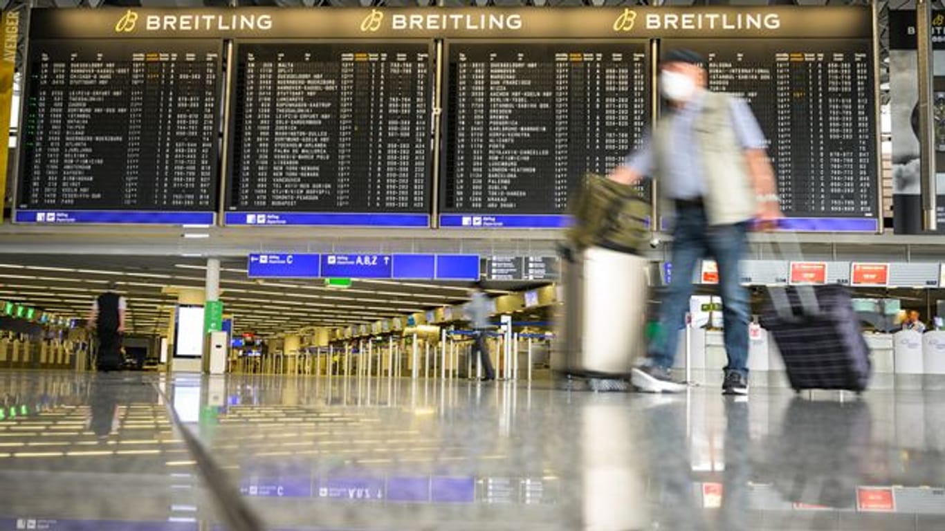 Reiseverkehr am Flughafen Frankfurt: Dutzende Menschen sitzen hier kurzfristig fest.