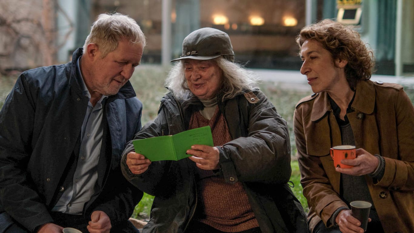 "Tatort: Unten": Bibi Fellner (Adele Neuhauser) und Moritz Eisner (Harald Krassnitzer) sprechen mit der Obdachlosen Sackerl-Grete (Inge Maux).