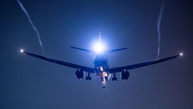 Ein Passagierflugzeug befindet sich im Landeanflug (Symbolbild): An nordrhein-westfälischen Flughäfen dürfen keine Maschinen aus Großbritannien mehr landen. Ein Passagierflugzeug befindet sich im Landeanflug (Symbolbild): An nordrhein-westfälischen Flughäfen dürfen keine Maschinen aus Großbritannien mehr landen.