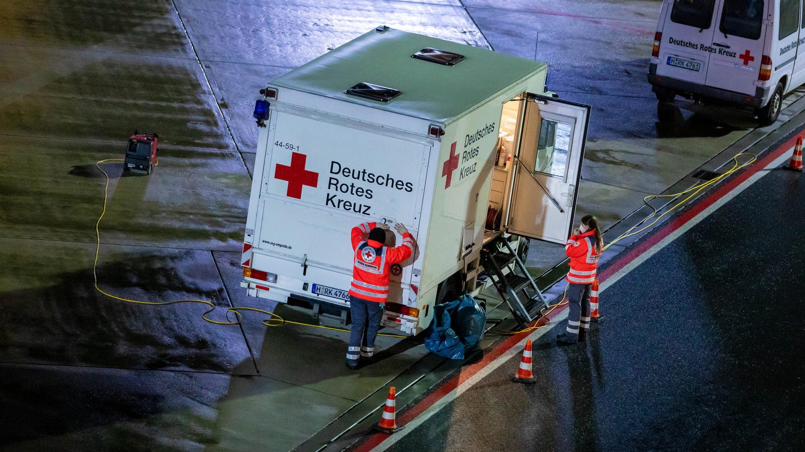 Einsatzkräfte auf dem Rollfeld in Hannover: Aus London ankommende Passagiere wurden auf dem Flughafengelände gestoppt.