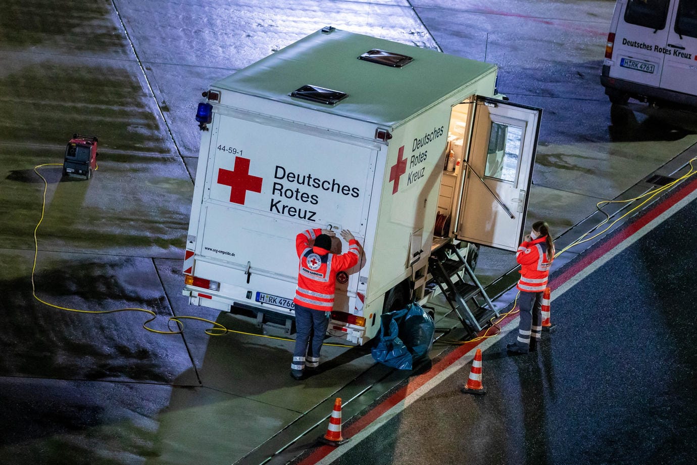 Einsatzkräfte auf dem Rollfeld in Hannover: Aus London ankommende Passagiere wurden auf dem Flughafengelände gestoppt.