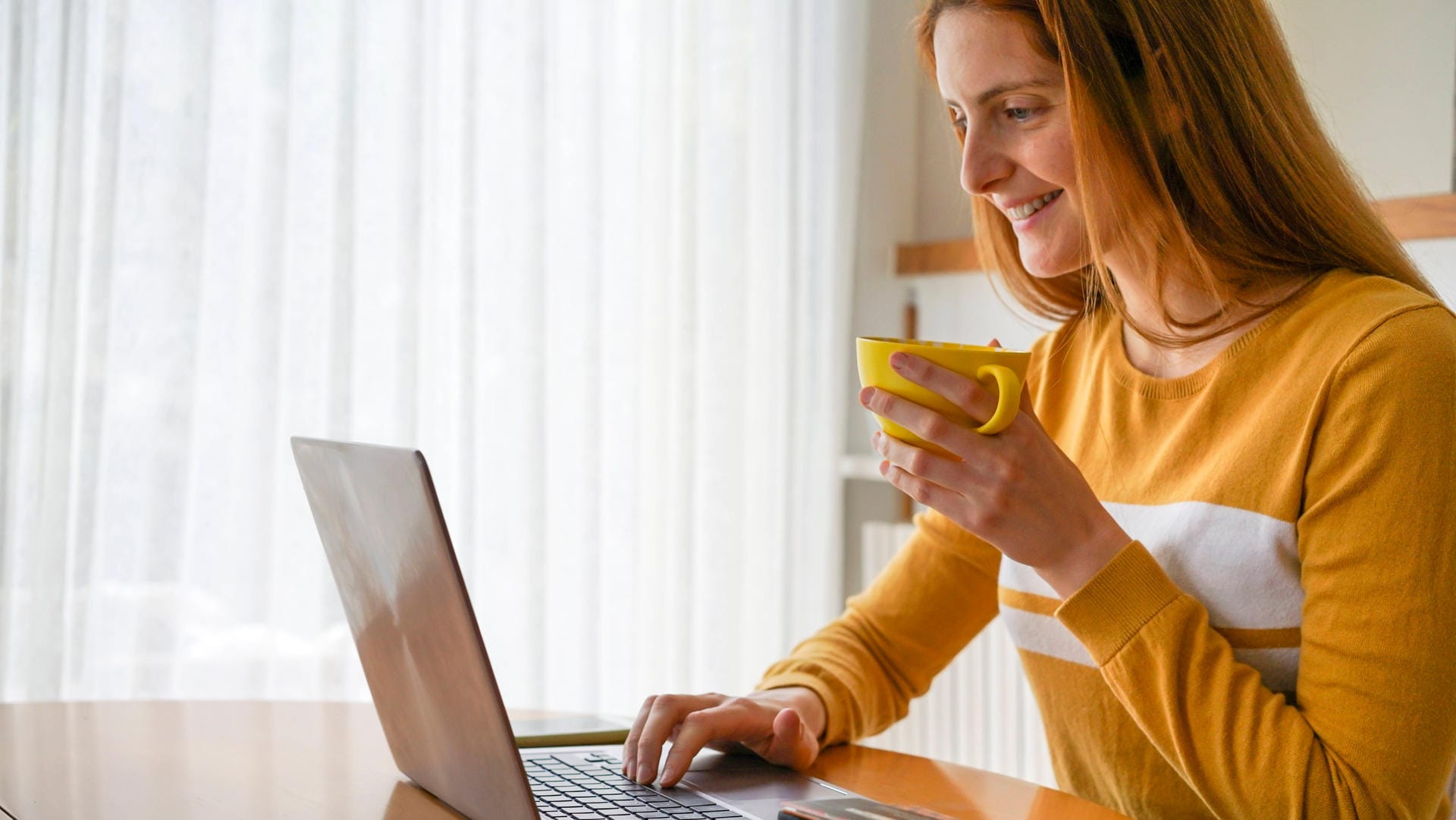 Frau vor dem Laptop (Symbolbild): Ab 2021 fällt für Millionen von Steuerzahlern der Soli weg.