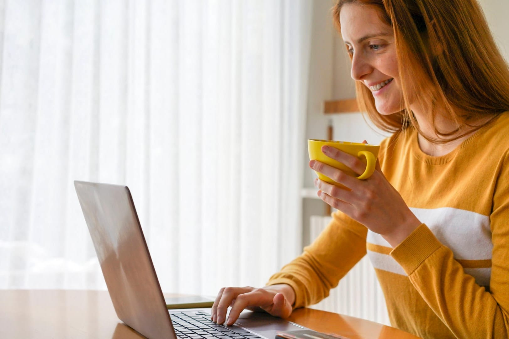 Frau vor dem Laptop (Symbolbild): Ab 2021 fällt für Millionen von Steuerzahlern der Soli weg.