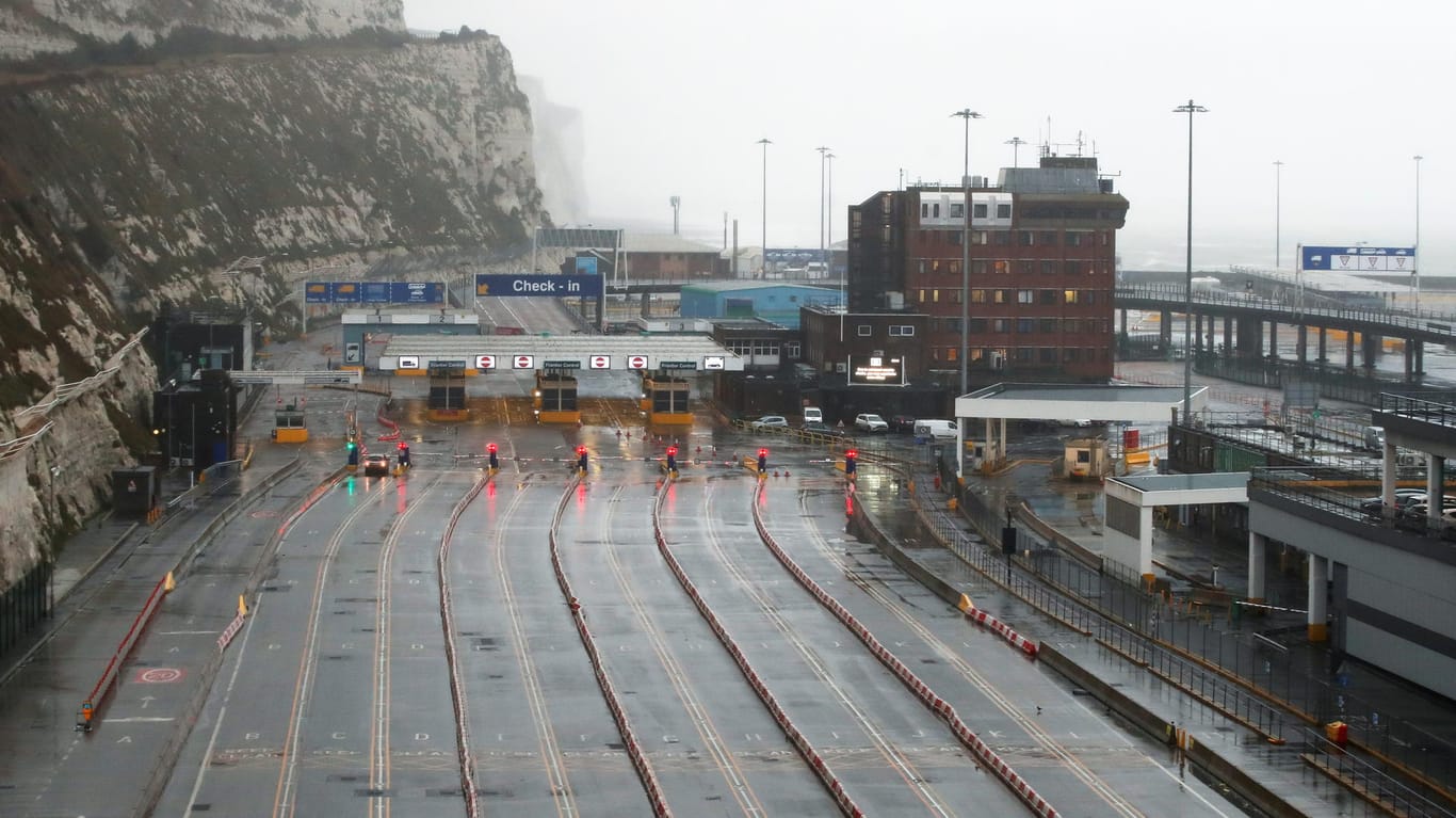 Nichts geht mehr im Hafen von Dover: "Das ist eine Hauptversorgungsroute für frische Produkte in dieser Jahreszeit".