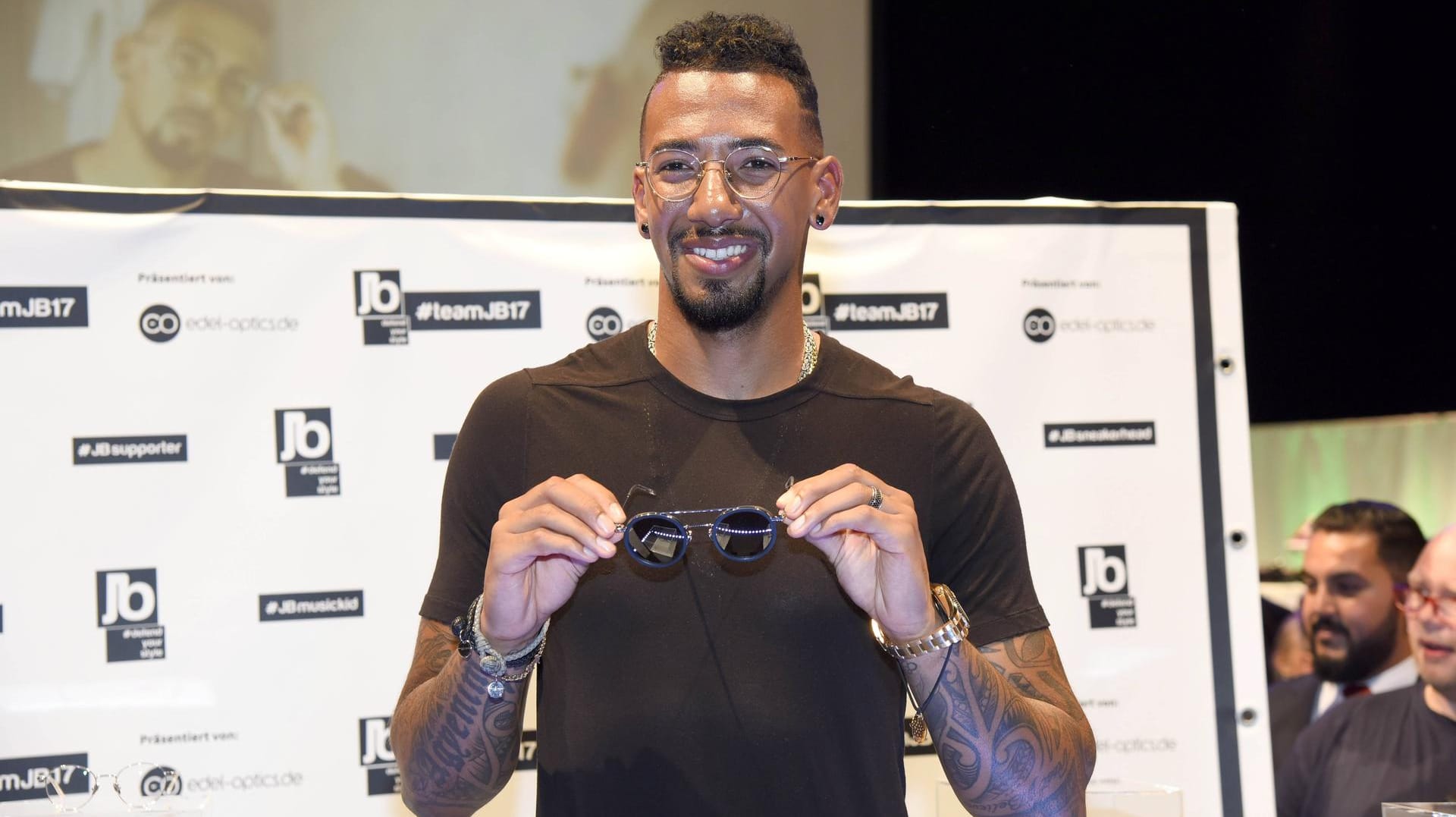 Boateng veröffentlichte seine eigene Brillenmarke JB by Jerome Boateng in Zusammenarbeit mit Edel Optics.