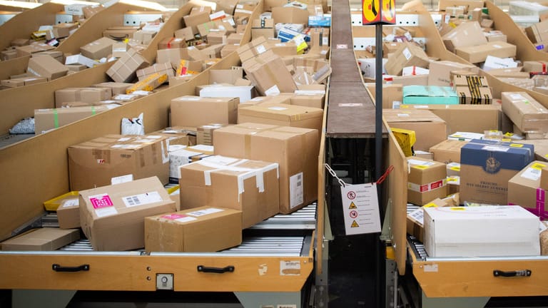 Viele Pakete liegen in einem Paketzentrum von Deutsche Post und DHL: Politiker von CDU und CSU wollen den Online-Handel stärker besteuern.