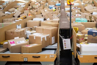 Viele Pakete liegen in einem Paketzentrum von Deutsche Post und DHL: Politiker von CDU und CSU wollen den Online-Handel stärker besteuern.