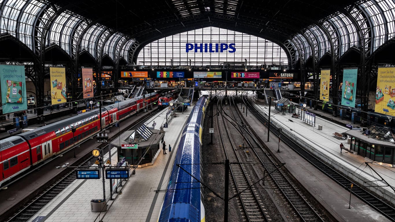 Die Bahnsteige im Hamburger Hauptbahnhof (Archivbild). Ein mit Haftbefehl gesuchter Mann ist aufgeflogen, weil er trotz Verbots Bier im Bahnhof trank.