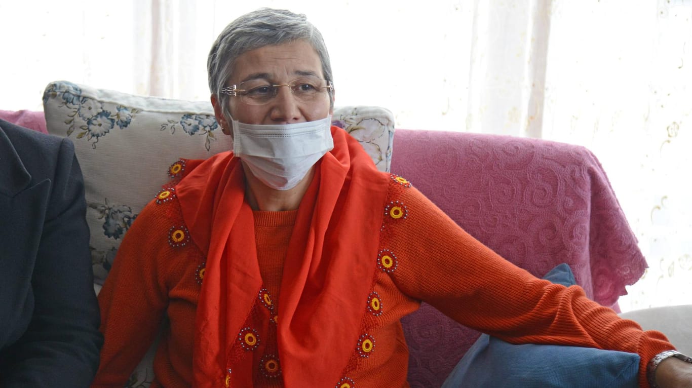 Leyla Güven im Januar 2019: Die Politikerin musste eine Maske tragen, um ihr Immunsystem nach einem Hungerstreik zu schützen.