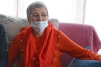 Leyla Güven im Januar 2019: Die Politikerin musste eine Maske tragen, um ihr Immunsystem nach einem Hungerstreik zu schützen.