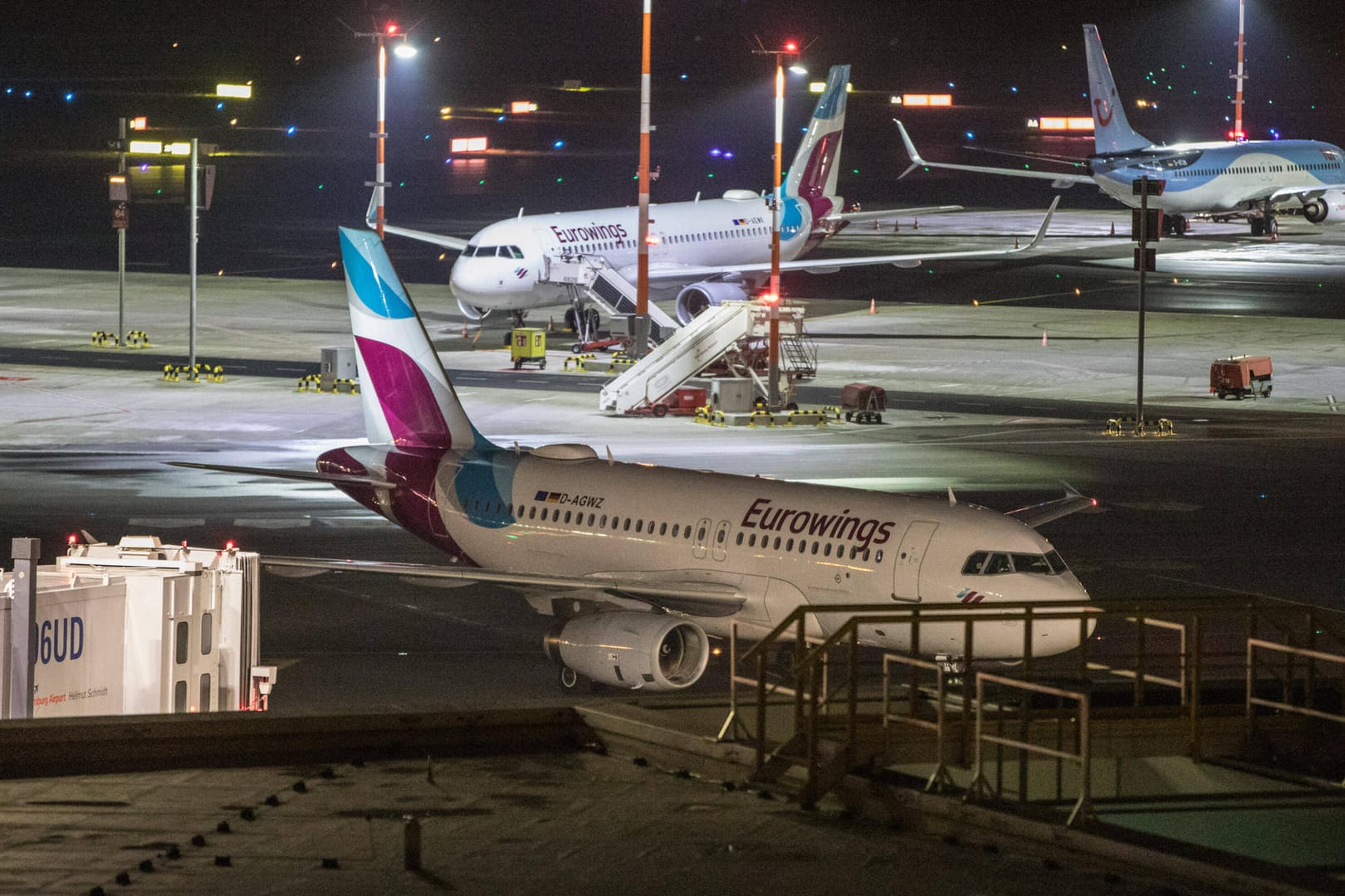 Flugzeug auf dem Rollfeld in Hamburg: Der letzte Flieger aus London landete um 22 Uhr.