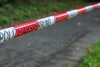 Absperrband der Polizei an einem Tatort: In Rheinland-Pfalz bittet die Kripo die Bevölkerung um Hinweise auf die getötete Frau. (Symbolfoto)