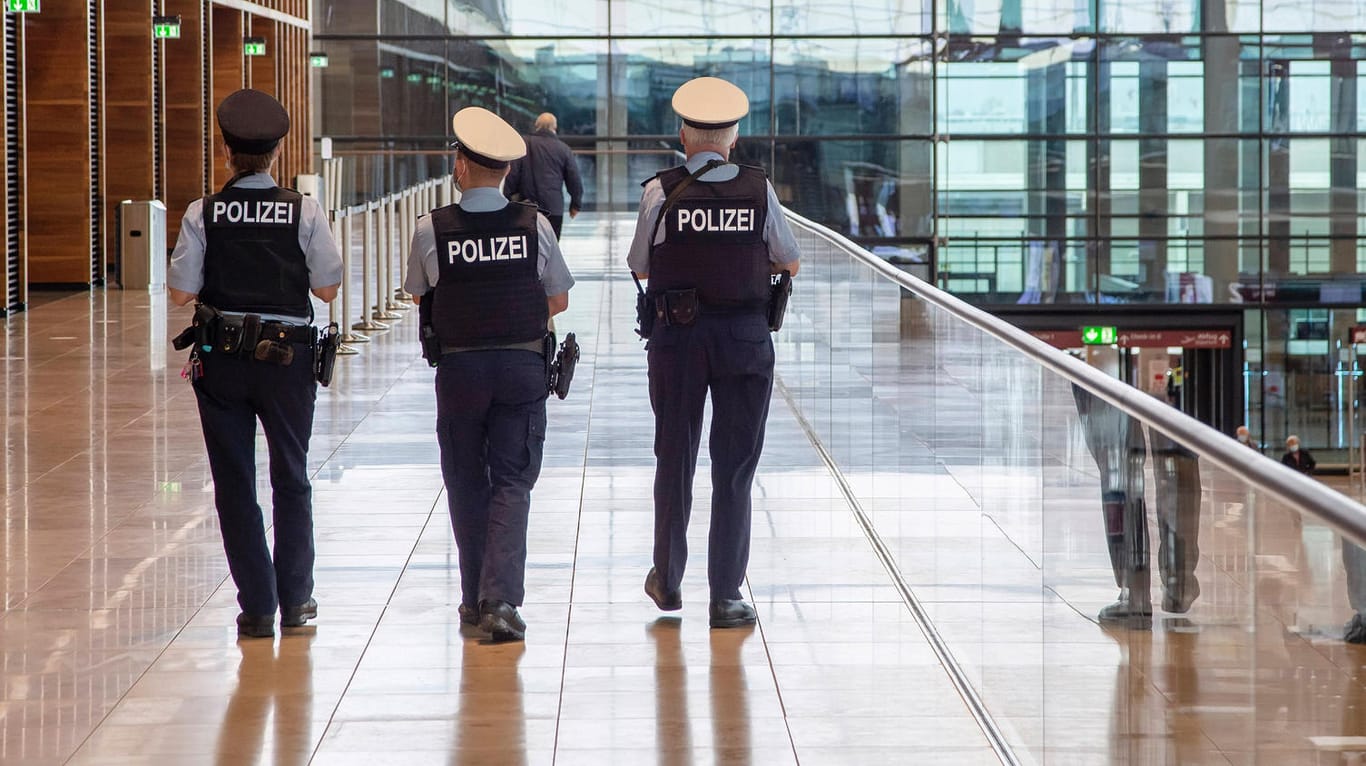 Polizisten patrouillieren auf dem Flughafen BER: Passagiere aus London wurden zunächst festgehalten.