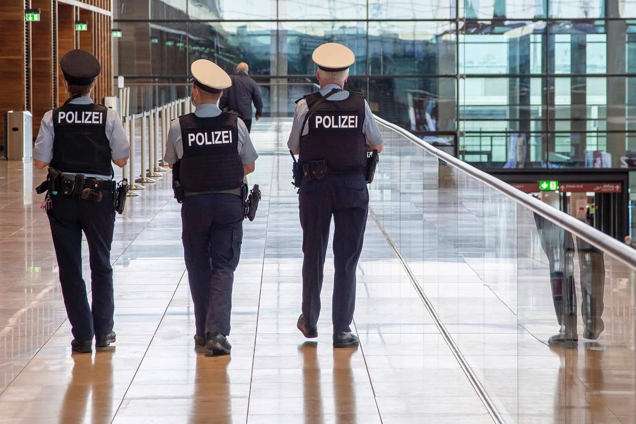 Polizisten patrouillieren auf dem Flughafen BER: Passagiere aus London wurden zunächst festgehalten.