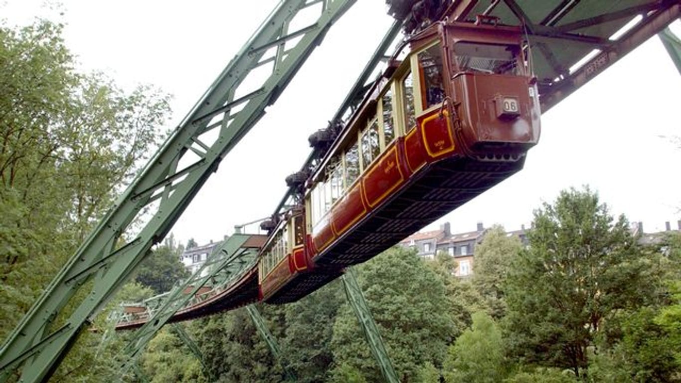 Blick auf den Kaiserwagen der Wuppertaler Schwebebahn