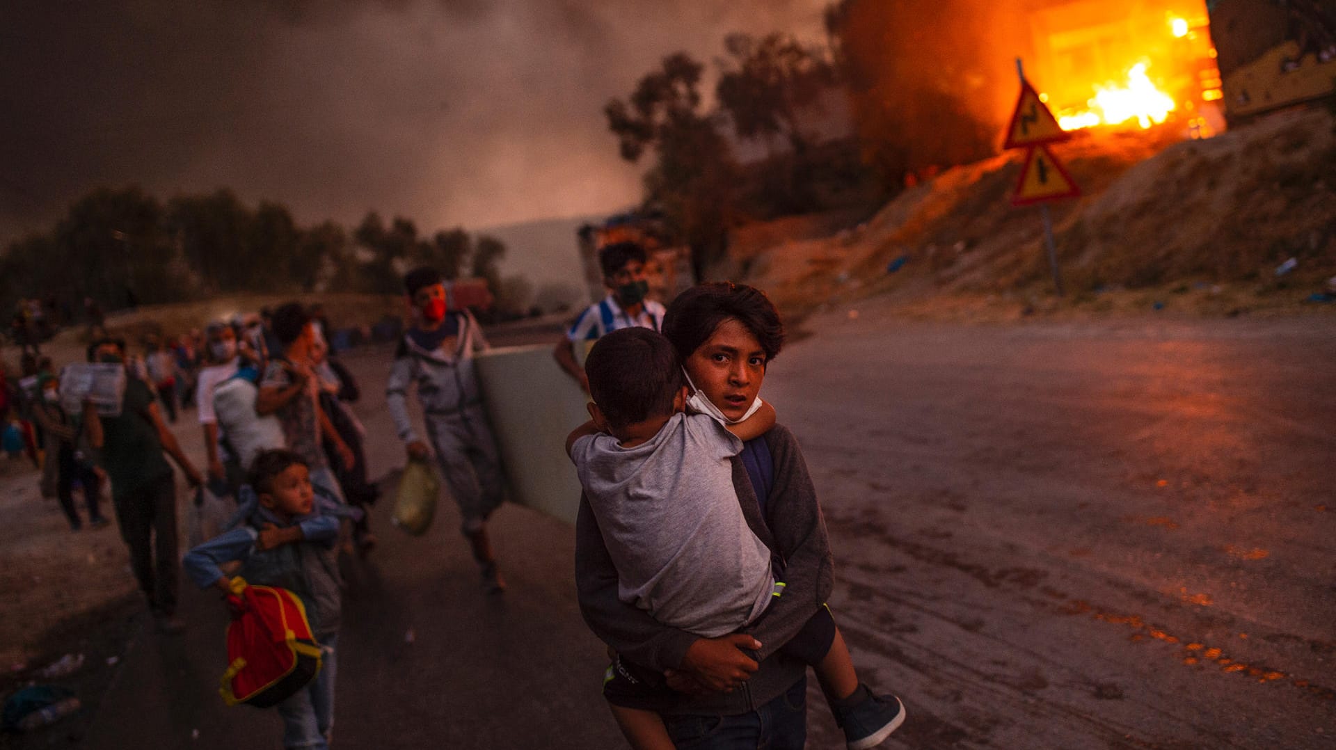 Das Siegerbild: Das Flüchtlingslager Moria steht in Flammen – Tausende Kinder müssen fliehen.