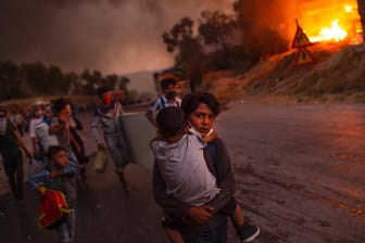 Das Siegerbild: Das Flüchtlingslager Moria steht in Flammen – Tausende Kinder müssen fliehen.