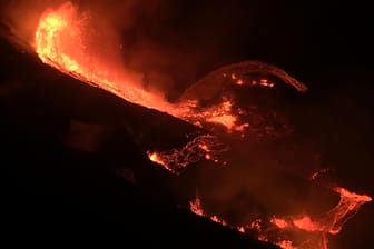 Lava fließt aus einem Krater des Kilauea auf Hawaii: Dem Ausbruch des Vulkans folgte ein Erdbeben der Stärke 4,4.