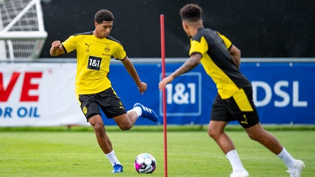 Müssen Weihnachten in Dortmund bleiben: Jude Bellingham (l) und Jadon Sancho. Müssen Weihnachten in Dortmund bleiben: Jude Bellingham (l) und Jadon Sancho.