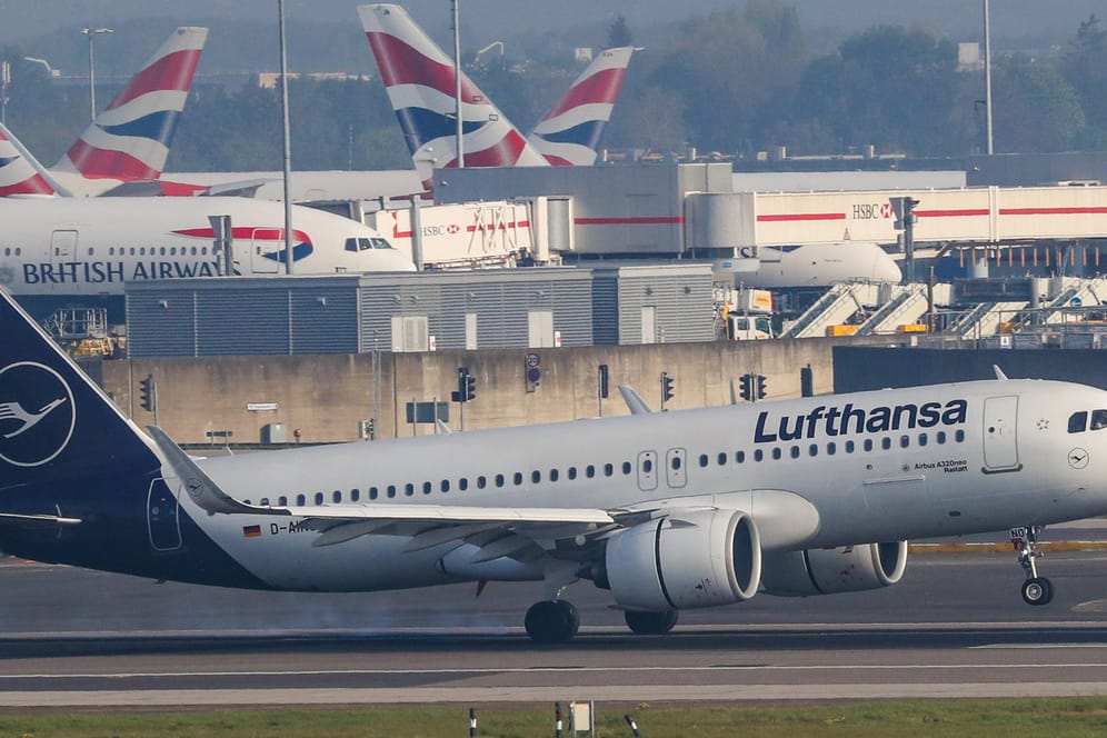 Lufthansa-Jet landet auf dem Flughafen London-Heathrow (Symbolbild): Die Airline fliegt weiter nach Großbritannien.