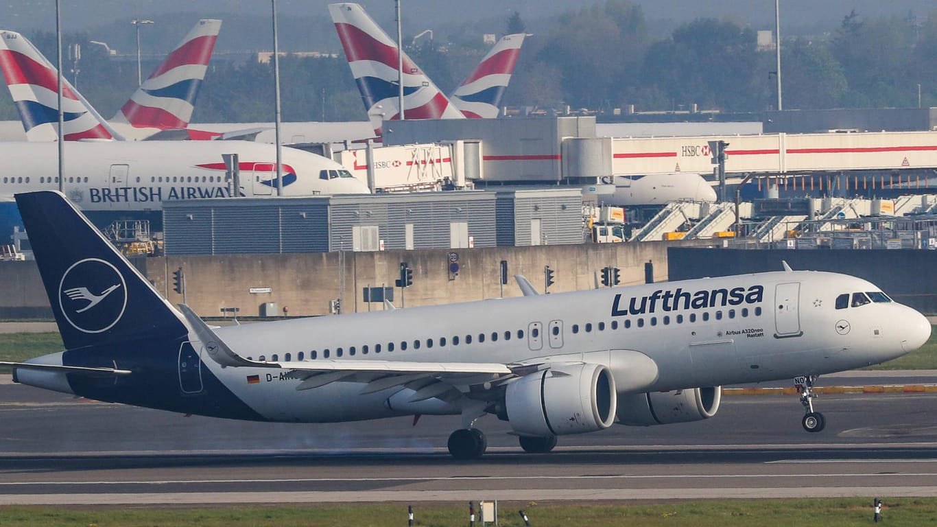 Lufthansa-Jet landet auf dem Flughafen London-Heathrow (Symbolbild): Die Airline fliegt weiter nach Großbritannien.