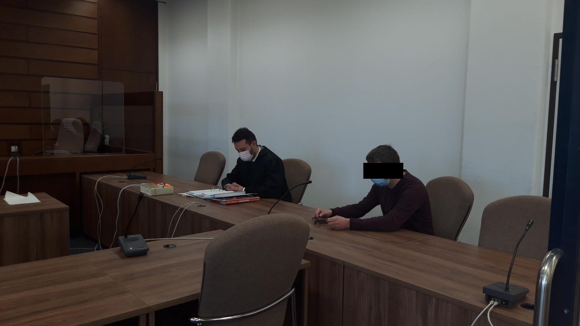 Der Bandenchef eines weitreichenden Kinderporno-Chats (rechts) mit seinem Strafverteidiger: Der Mann wurde vom Landgericht Köln verurteilt. Der Bandenchef eines weitreichenden Kinderporno-Chats (rechts) mit seinem Strafverteidiger: Der Mann wurde vom Landgericht Köln verurteilt.