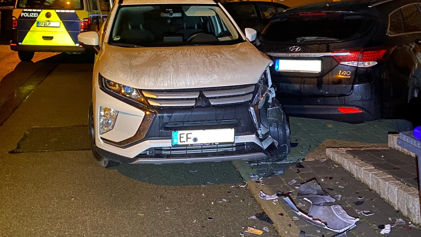 Das Unfallfahrzeug: Ein Erfurter Ehepaar hat in der Nacht die Polizei auf Trapp gehalten.