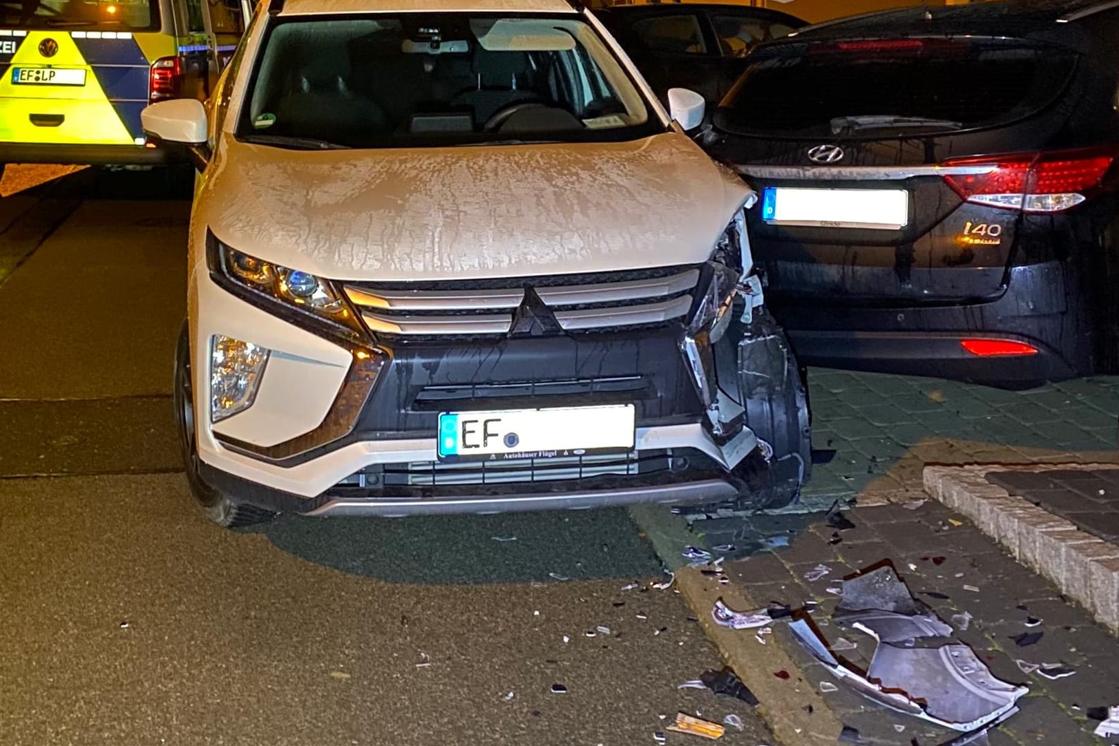 Das Unfallfahrzeug: Ein Erfurter Ehepaar hat in der Nacht die Polizei auf Trapp gehalten.