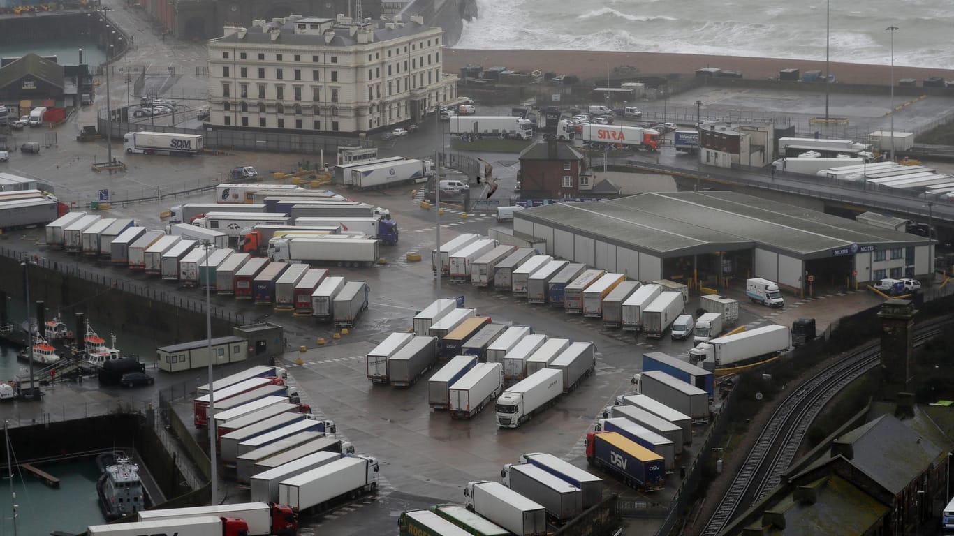 Lastwagen parken in der Nähe des Hafens von Dover, der nach der Ankündigung der französischen Regierung, in den nächsten 48 Stunden keine Passagiere aus Großbritannien zu akzeptieren, geschlossen wurde.