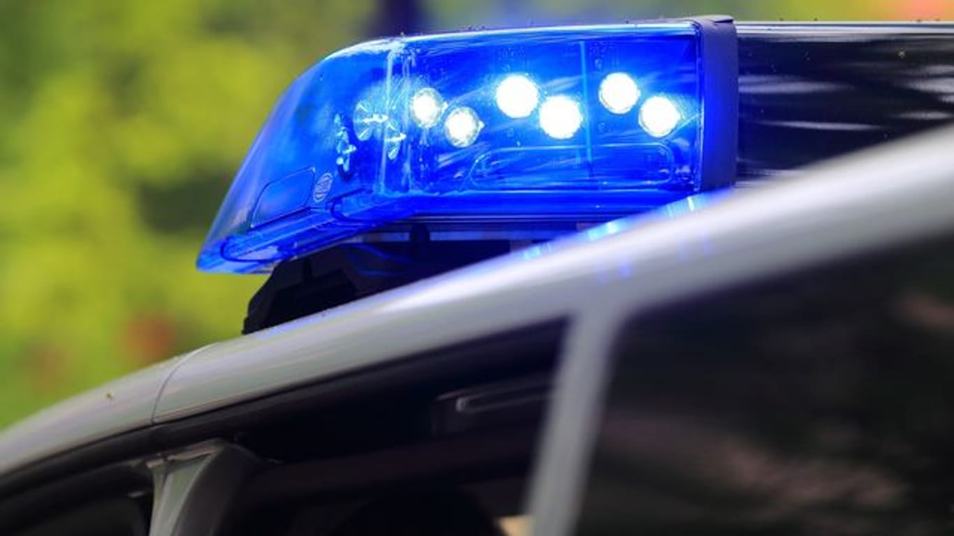 Ein Fahrzeug der Polizei ist im Einsatz (Symbolbild): Das SEK hat einen Mann in seiner Düsseldorfer Wohnung festgenommen, weil er versucht haben soll, einen anderen zu töten.
