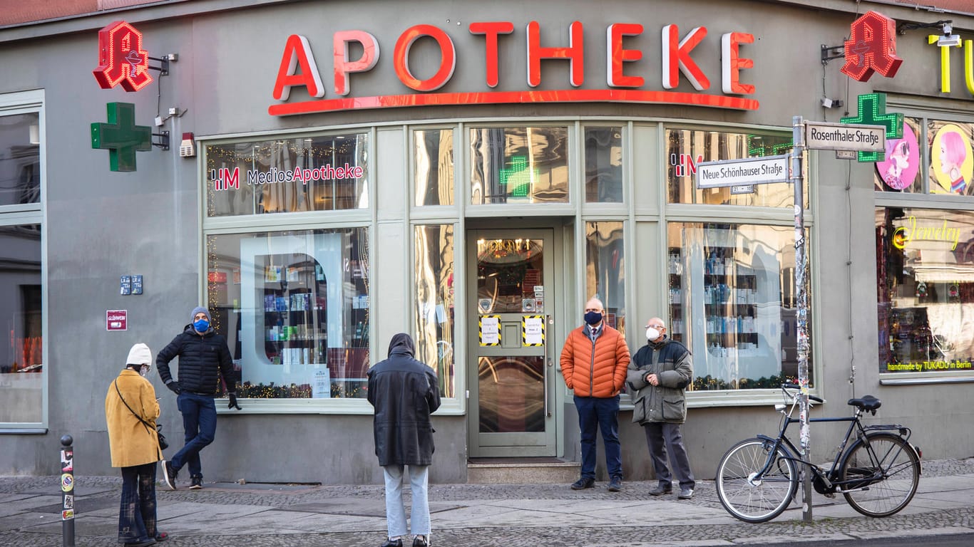 Schlange stehen beim Maskenkauf: Viele Apotheken in Deutschland verzeichneten in den vergangenen Wochen mehr Kunden.