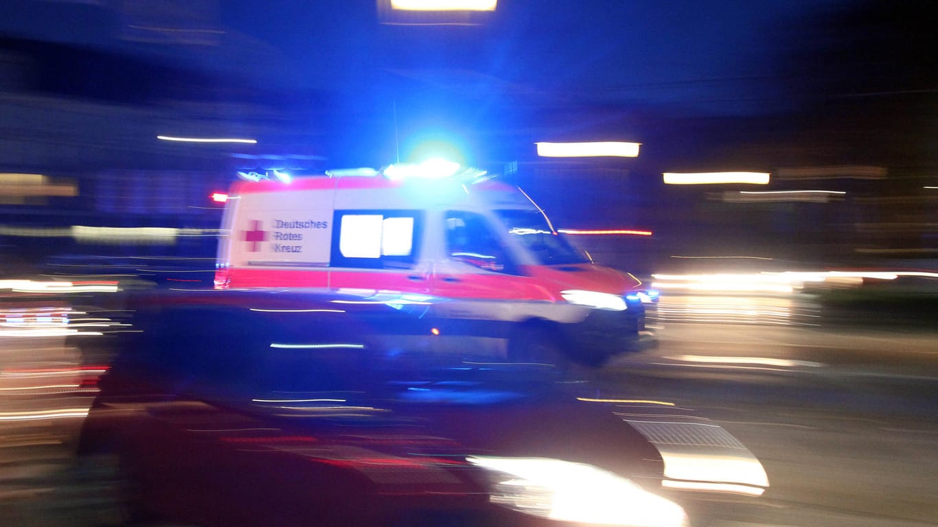 Ein Rettungswagen des Deutschen Roten Kreuzes (Symbolbild): In Bielefeld sind zwei Personen bei einem Unfall verletzt worden.
