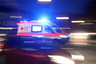 Ein Rettungswagen des Deutschen Roten Kreuzes (Symbolbild): In Bielefeld sind zwei Personen bei einem Unfall verletzt worden.