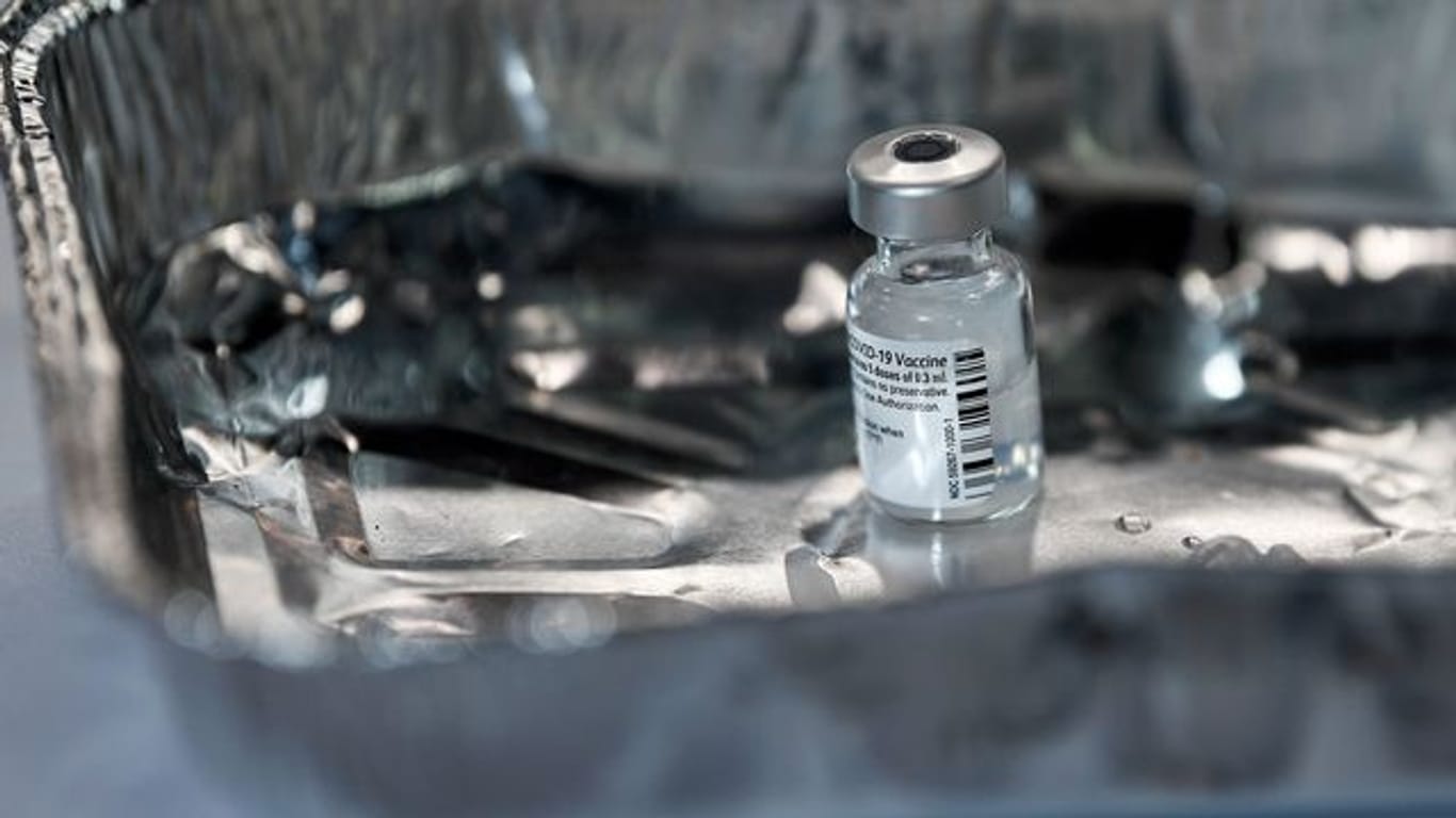 Eine Ampulle des Pfizer-BioNTech COVID-19-Impfstoffs steht in einer Schale im NHS Louisa Jordan Hospital in Glasgow.