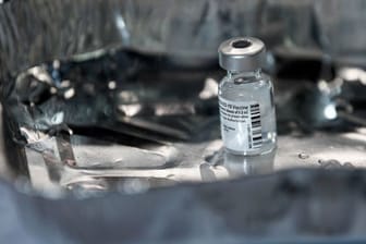 Eine Ampulle des Pfizer-BioNTech COVID-19-Impfstoffs steht in einer Schale im NHS Louisa Jordan Hospital in Glasgow.
