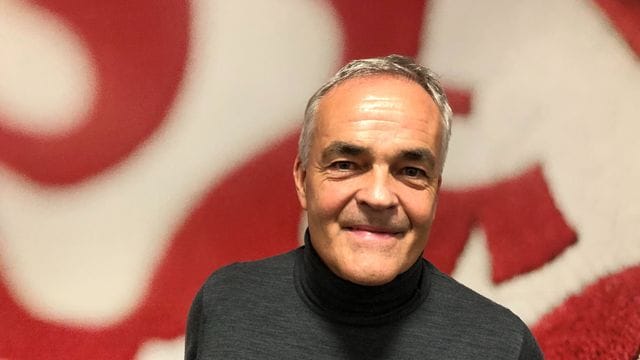 Der Vorsitzende des Vereinsbeirats des VfB Stuttgart, Wolf-Dietrich Erhard, steht vor einem großen Vereinswappen. Der Vorsitzende des Vereinsbeirats des VfB Stuttgart, Wolf-Dietrich Erhard, steht vor einem großen Vereinswappen.