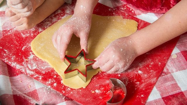 Backen und Kochen machen nicht nur Spaß - Kinder lernen auch vieles dabei. Backen und Kochen machen nicht nur Spaß - Kinder lernen auch vieles dabei.
