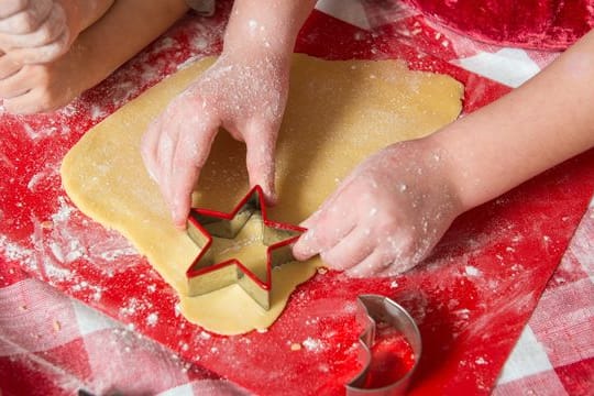 Backen und Kochen machen nicht nur Spaß - Kinder lernen auch vieles dabei.