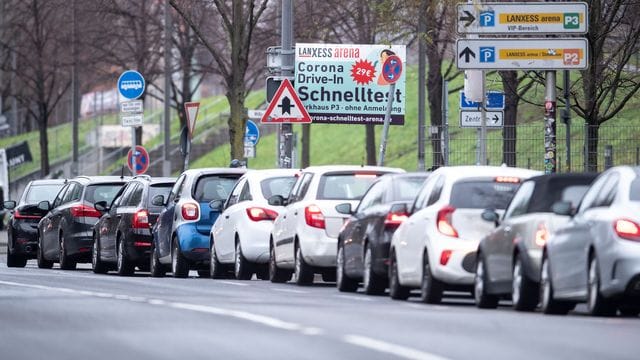 Autofahrer warten vor dem Corona-Schnelltest Drive-in der Lanxess-Arena in Köln: Das Testzentrum bleibt über Weihnachten geöffnet. Autofahrer warten vor dem Corona-Schnelltest Drive-in der Lanxess-Arena in Köln: Das Testzentrum bleibt über Weihnachten geöffnet.