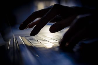 Eine Hand auf einer Tastatur: Der Trojaner Emotet gilt als gefährlich.