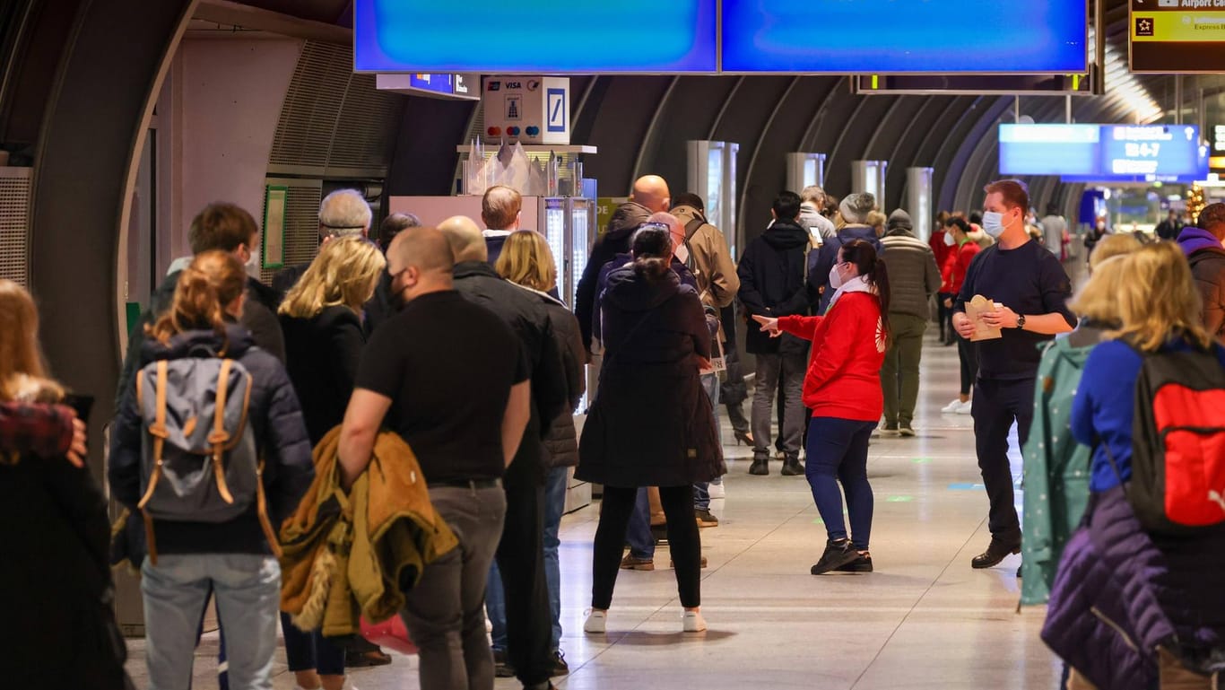 Flughafen Frankfurt am Main: Viele Reisende saßen wegen abgesagter Flüge an ihren Aufenthaltsorten fest.