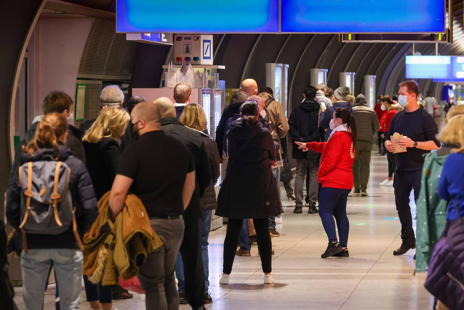 Flughafen Frankfurt am Main: Viele Reisende saßen wegen abgesagter Flüge an ihren Aufenthaltsorten fest.