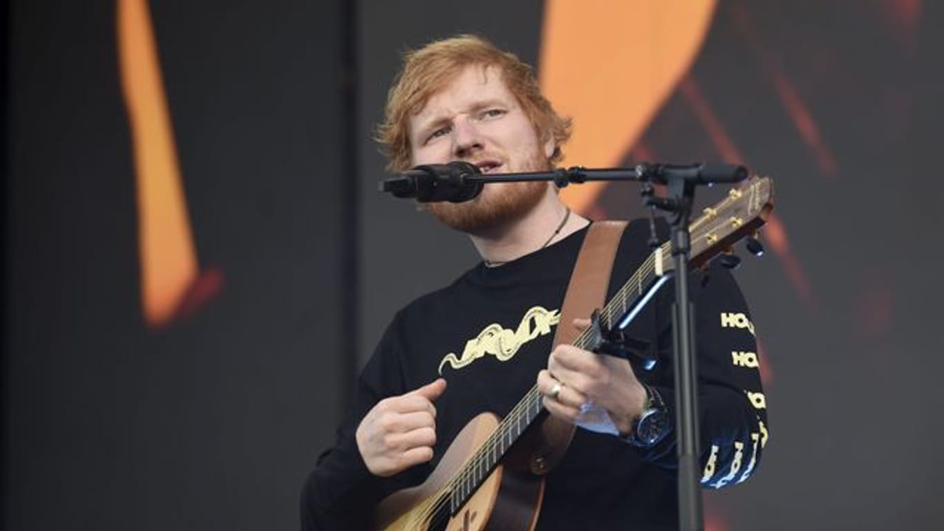 Der britische Sänger Ed Sheeran bei einem Konzert 2019 in Helsinki.